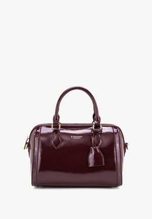 Borsa a mano in pelle verniciata bordeaux con doppio manico, hardware dorato e un piccolo tag decorativo. Design compatto e strutturato con una finitura lucida.