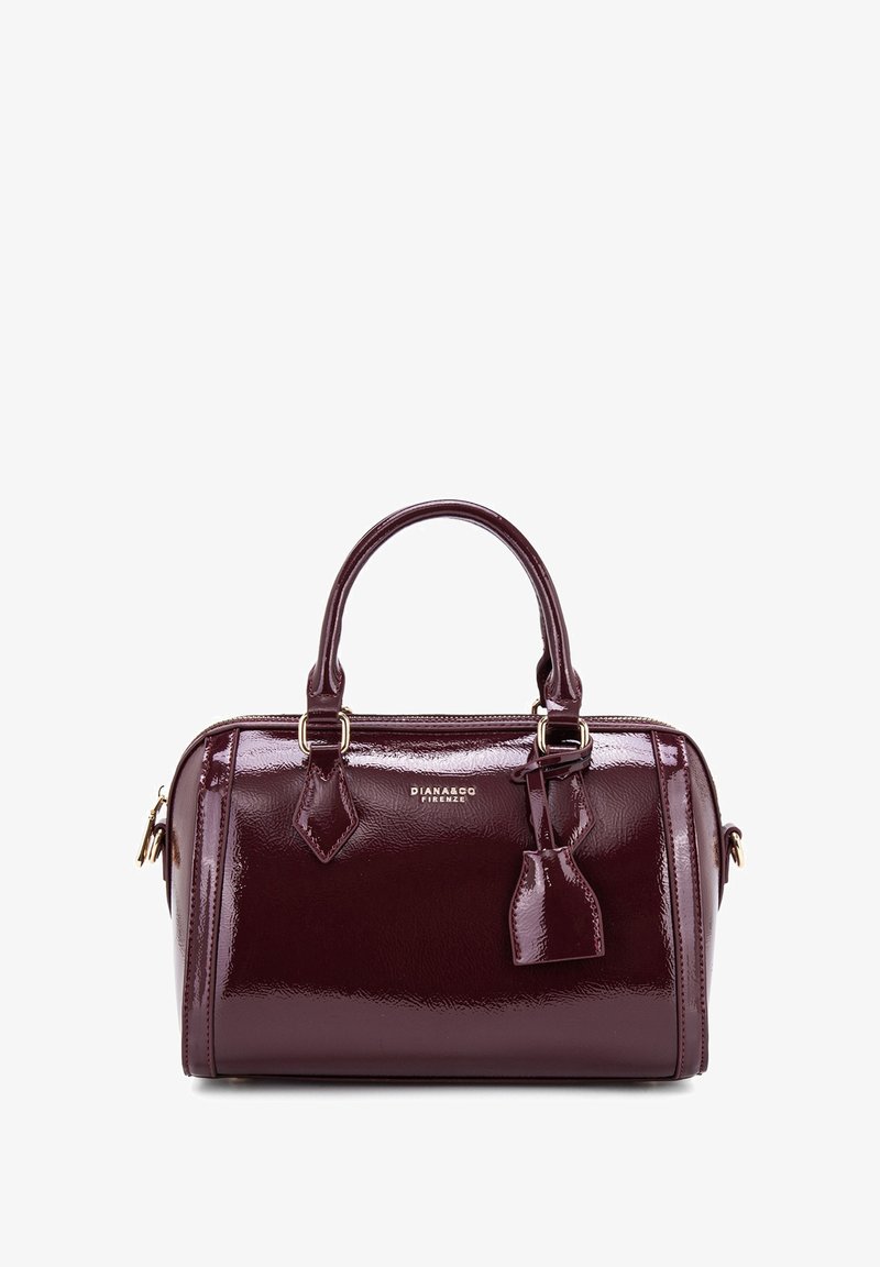 Borsa a mano in pelle verniciata bordeaux con doppio manico, hardware dorato e un piccolo tag decorativo. Design compatto e strutturato con una finitura lucida.