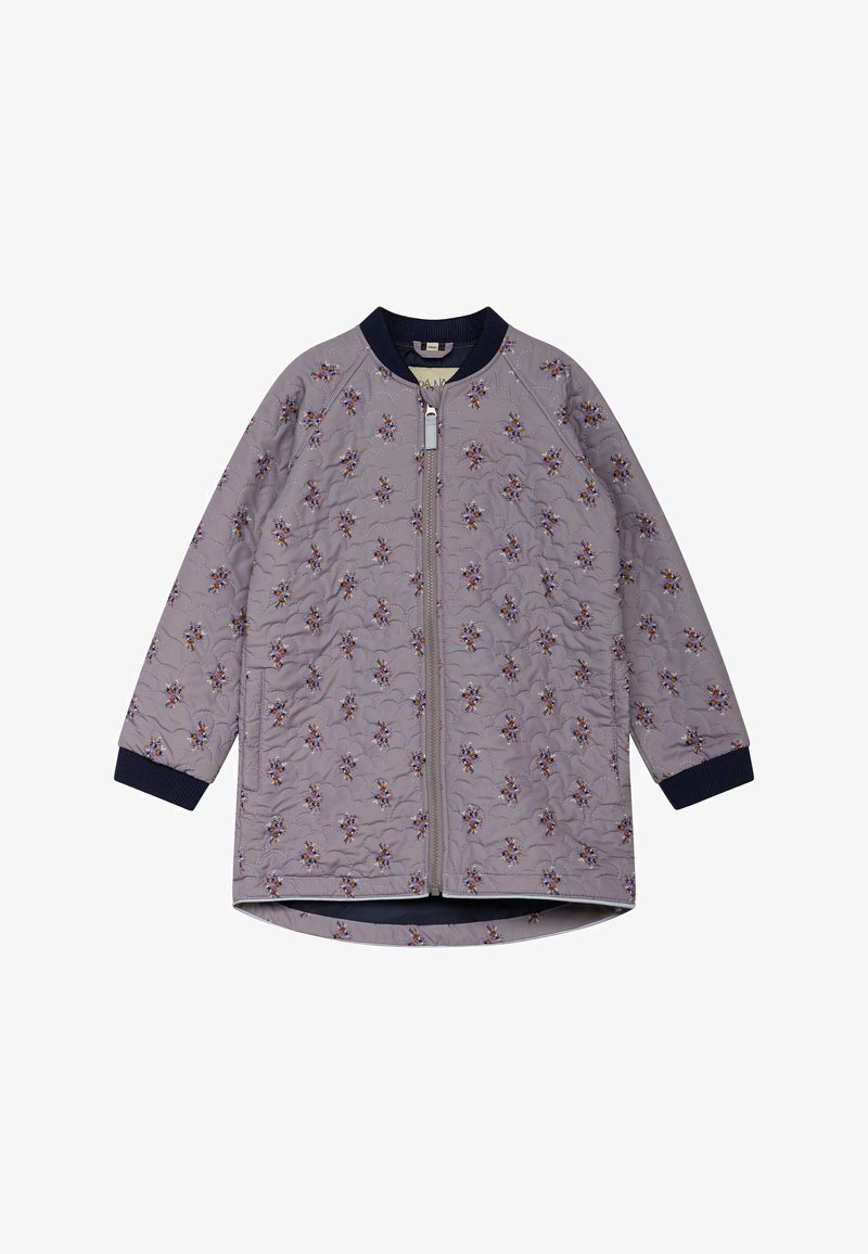 Gestepptes lila Jacket mit Blumenmuster, marineblaue Rippakzente an Kragen und Bündchen, mit einem Reißverschluss vorne und seitlichen Taschen.