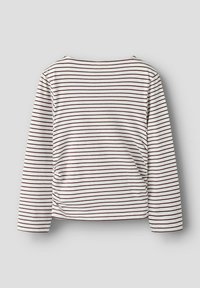 Bluzka z długim rękawem o okrągłym dekolcie, z białą bazą i cienkimi poziomymi bordowymi paskami, wykonana z gładkiej bawełny, z marszczeniem po boku.
