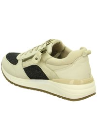 Sneaker in pelle beige e nera con sezioni testurizzate, chiusura con lacci e zip, suola bianca spessa e logo discreto sul tallone.