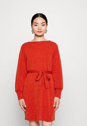 VMOTEA SHORT DRESS - Strikkjoler - red ochre