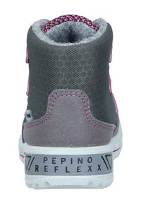 Grauer Stoff-Halbschuh mit pinken Akzenten, weichem grauem Innenfutter, verstärkter Ferse und strukturiertem Absatz. Logo auf der Rückseite.