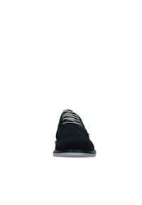 Scarpa nera in suede con lacci, dal design liscio, punta rotonda e lacci grigi chiari. Presenta una suola piatta in gomma per garantire stabilità.