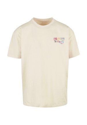 Béžové bavlnené tričko s okrúhlym výstrihom a krátkymi rukávmi. Na ľavej strane hrudníka sa nachádza farebná grafika "Holly Jolly".