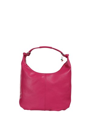 Sac à main en cuir rose vif avec une poignée courte et un petit pendentif en forme de drapeau italien suspendu à un anneau métallique.