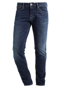 Mörkblå denimjeans med slim fit, som har fem fickor, kontrasterande sömmar och gylf med dragkedja och knappstängning.