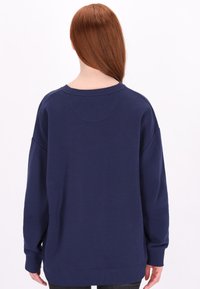 Felpa girocollo blu navy con maniche lunghe, polsini a coste e vestibilità rilassata. Tessuto morbido con un sottile dettaglio di texture sulle spalle.