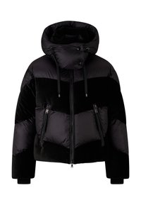 Sort puffet jakke med høj krave, chevronmønster, lynlåslommer og elastiske cuffs; har en glat og struktureret overflade.
