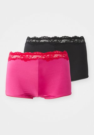 Zwarte en roze boxer shorts met kantafwerking. Zwarte short heeft een zwarte kanten tailleband; roze short heeft een rode kanten tailleband. Glad stof gevoel.