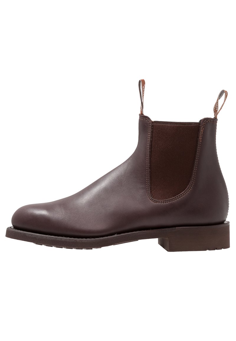 Botte Chelsea en cuir marron avec panneaux élastiques sur les côtés, bout rond et languettes. Talon bloc bas avec semelle texturée pour une meilleure adhérence.
