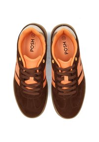Braune Wildleder-Sneaker mit orangen Akzenten, runden Schnürsenkeln, einem gepolsterten Schaft und einer Gummisohle. Markennamen "POSH" sichtbar im Inneren.