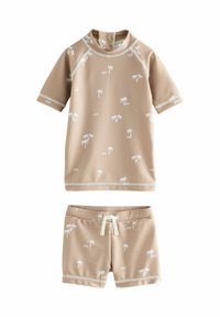 Zweiteiliges Badeanzug-Set aus beigem Stoff mit weicher Textur, versehen mit weißen Palmenmustern. Kurzärmliges Oberteil und Shorts mit verstellbarem Bund.