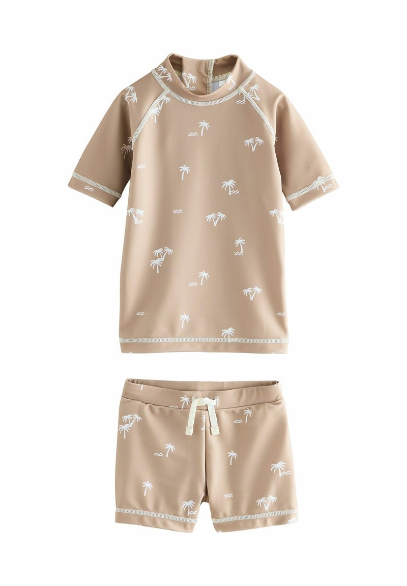 Zweiteiliges Badeanzug-Set aus beigem Stoff mit weicher Textur, versehen mit weißen Palmenmustern. Kurzärmliges Oberteil und Shorts mit verstellbarem Bund.