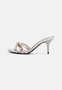 SLEEK BOW - Mules med hæl - argento/platino