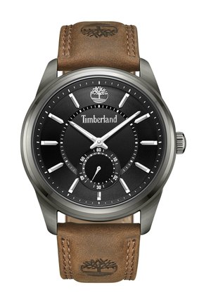 Reloj Timberland con un dial negro, acentos plateados y una correa de cuero marrón. Incluye marcadores de minutos y un sub-dial para los segundos.