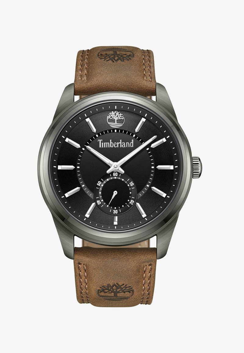 Reloj Timberland con un dial negro, acentos plateados y una correa de cuero marrón. Incluye marcadores de minutos y un sub-dial para los segundos.