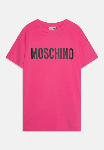 Rožinė medvilninė marškinė su trumpomis rankovėmis, su drąsiu juodu "MOSCHINO" tekstu priekyje ir apvaliu kaklu.