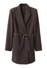 Brązowa, dopasowana marynarka wykonana z gładkiej tkaniny, z jednorzędowym zapięciem, szerokimi klapami, paskiem w talii oraz kieszenią na lewej piersi.