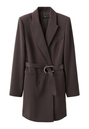 Brązowa, dopasowana marynarka wykonana z gładkiej tkaniny, z jednorzędowym zapięciem, szerokimi klapami, paskiem w talii oraz kieszenią na lewej piersi.