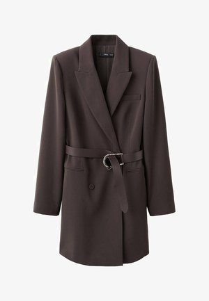 Brązowa, dopasowana marynarka wykonana z gładkiej tkaniny, z jednorzędowym zapięciem, szerokimi klapami, paskiem w talii oraz kieszenią na lewej piersi.