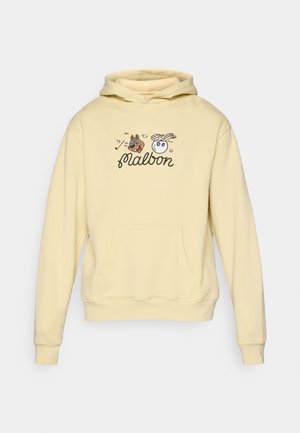 Gul hettegenser laget av mykt stoff med en frontlomme, med tegneserie-design av en hund og en snømann med en rutete hatt.
