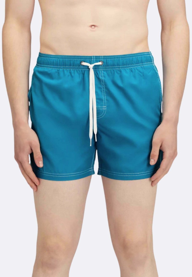 Pantaloni da mare blu con vita elasticizzata, cordino bianco, tasche laterali e cuciture bianche a contrasto. Lunghezza a metà coscia.