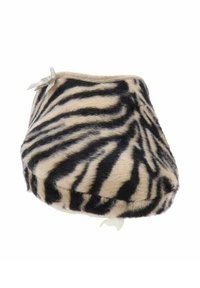 Pantufla con estampado de cebra y textura suave y aterciopelada. Base beige con rayas negras, perfil bajo y un pequeño lazo decorativo en el costado.