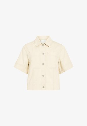 Chaqueta beige de manga corta con cuello, cierre frontal con botones, dos bolsillos en el pecho y bajo recto.