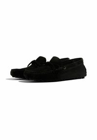 Schwarze Wildleder-Slipper mit runder Spitze, gebundenen Schnürsenkeln und strukturiertem Gummisohle. Mit Nahtdetails und seitlichen Belüftungsöffnungen.