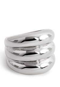 Anello argento con tre bande sovrapposte e arrotondate, caratterizzato da una superficie lucida. Il design è liscio, con leggere indentazioni tra le bande.
