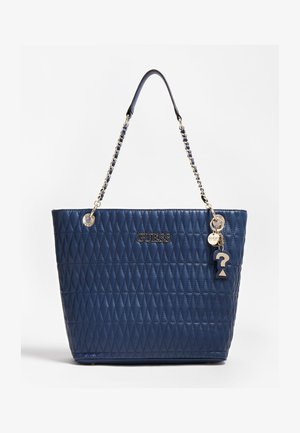 Borsa Guess in pelle trapuntata blu navy con tracolla a catena e ciondoli logo in metallo, inclusi un punto interrogativo.