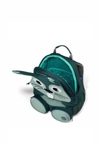 Grüner Tier-förmiger Rucksack mit einem Stoffaußenmaterial, großen Augen und Zähnen, ausgestattet mit einem glatten Innenraum und Reißverschlussfächern.