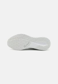 Vit sneakersula med ett texturerat gummimönster med diamantformer och en subtil prägling av varumärket. Snygga kanter, minimal design.