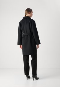 Tommy Hilfiger BELTED COAT - Klasický kabát - black