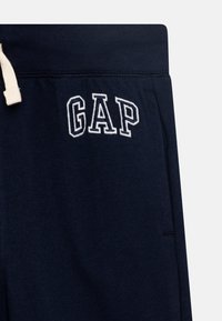 GAP HERITAGE LOGO BOYS - Tracksuit bottoms - tapestry navy