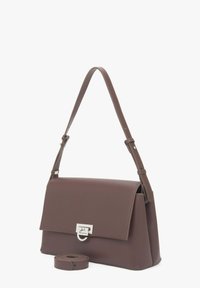 Bruine leren handtas met een gestructureerd ontwerp, zilveren hardware en een verstelbare band. Inclusief een afneembare band.