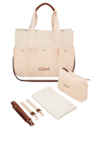 Borsa a tracolla in tela beige chiaro con manici in pelle, include una pochette abbinata, una tracolla e due connettori per la tracolla. Presenta hardware in tonalità oro.