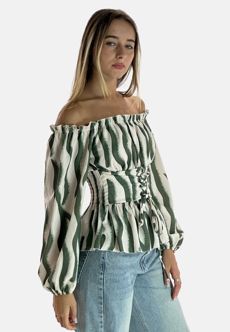 Blusa off-the-shoulder con motivo a righe verdi e bianche, dotata di vita arricciata e maniche a sbuffo. Realizzata in tessuto leggero.