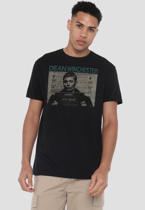 Cotton Soul, SUPERNATURAL/DEAN MUG SHOT - T-Shirt print - black