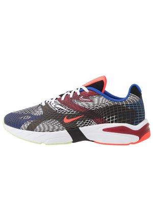 Baskets de sport multicolores avec tige en mesh, virgule Nike rouge, lacets blancs, doublure de col bleue et semelle intermédiaire blanche avec accents rouges et orange.