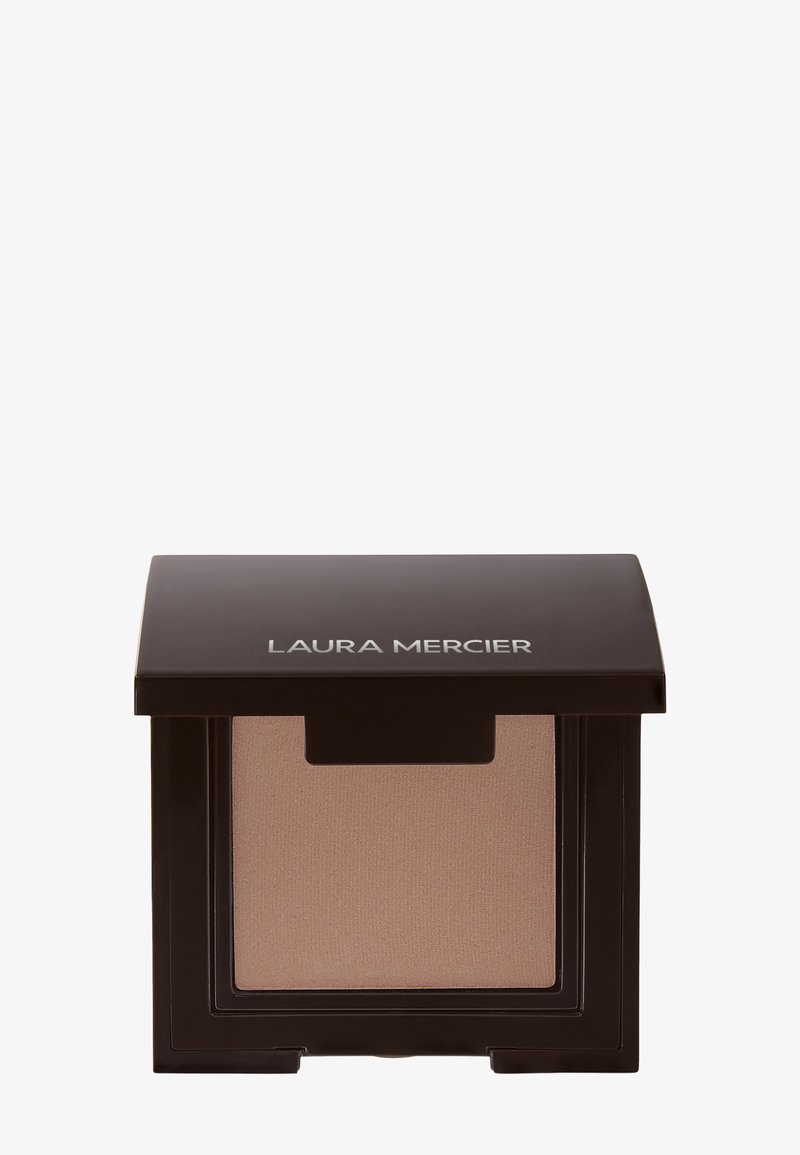 Cipria compatta in un astuccio quadrato nero con finitura opaca. Presenta un interno di polvere pressata color beige con una leggera lucentezza.