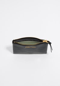 Funda de cuero gris con estampado de cocodrilo y cremallera dorada con logo. El interior cuenta con un forro verde. Diseño rectangular compacto.