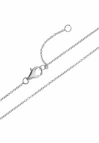 Silberne Metallkettenschnalle mit einem Karabinerhaken. Besitzt ein feines Glieddesign und eine verstellbare Länge mit einer kleinen Schlaufe zum Befestigen.