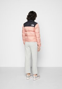 The North Face RETRO NUPTSE JACKET - Casaco de penas - rose dawn