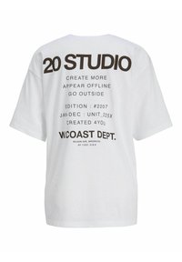 Bijela majica s crnim tekstom na leđima koja kaže "20 STUDIO," motivacijske fraze, detalji izdanja i "W.COAST DEPT." u podebljanom slovu.