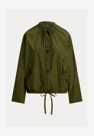 Olivově zelená bunda z lehké látky, s páskem na stažení v pase, dvěma předními kapsami a zapínáním na knoflíky s nákrčníkem.