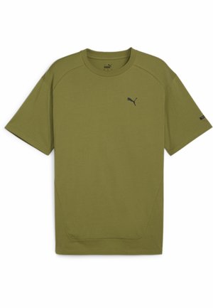 Oliwkowy t-shirt z krótkim rękawem, wykonany z miękkiego materiału, z czarnym logo Pumy na klatce piersiowej i subtelnym detalem bocznego szwu.