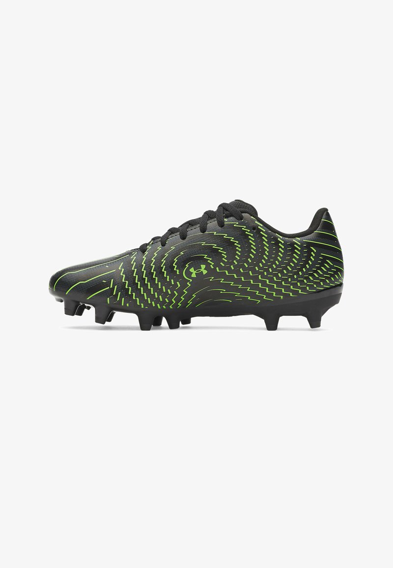 Chaussure de football noire avec des motifs de lignes ondulées vert néon, lacets, logo Under Armour et crampons moulés sur la semelle pour jouer sur terrain ferme.