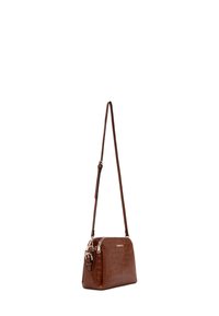 Borsa a tracolla in similpelle marrone con motivo coccodrillo, hardware in argento, chiusura con zip e tracolla regolabile. Forma rettangolare.